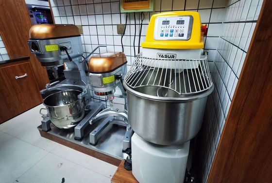 เครื่องผสมแป้งเกลียว 55 ปอนด์ความเร็วคู่ 2.2kw ควบคุมแบบดิจิตอลสำหรับขนมอบขนมปังและพิซซ่า